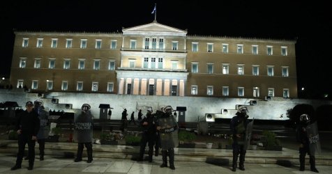 Άγνωστος στρατιώτης: Πρώτη καταδίκη με τον νέο νόμο – Ποινές φυλάκισης 9 μηνών με αναστολή στα 23 μέλη του Ρουβίκωνα