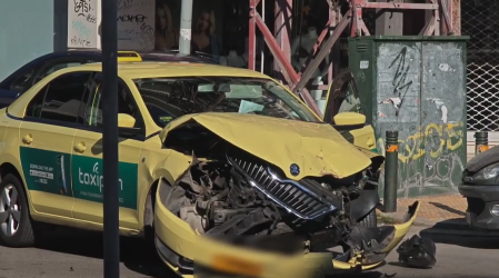 Σοβαρό τροχαίο στην Ευελπίδων – Μετωπική σύγκρουση ανάμεσα σε βαν και ταξί (Βίντεο)