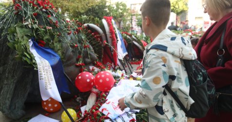 Τι ώρα κλείνουν οι πύλες του Πολυτεχνείου: Λουλούδια και ζωγραφιές στο μνημείο – Φωτογραφίες