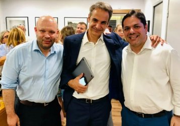 Και fake φωτογραφία με Μητσοτάκη παρουσίαζε ο απατεώνας επιχειρηματίας – Τι αποκαλύπτει ο Αιμίλιος Βουγιουκλάκης