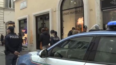 Ληστεία στην αποθήκη της Louis Vuitton στη Ρώμη: Έριξαν όχημα στη βιτρίνα και άρπαξαν δεκάδες προϊόντα (Βίντεο)