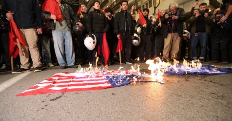 Θεσσαλονίκη: Ένταση στο τέλος της πορείας για το πολυτεχνείο – Έκαψαν σημαίες των ΗΠΑ και του ΝΑΤΟ (Βίντεο)