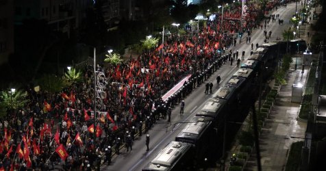 Πολυτεχνείο: Μαζική και ειρηνική η πορεία για την 52η επέτειο σε Αθήνα και Θεσσαλονίκη (Εικόνες, Βίντεο)