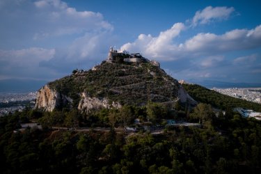 Επένδυση της Airbnb στον Λόφο του Λυκαβηττού: Τι περιλαμβάνει η συνεργασία με τον Δήμο Αθηναίων