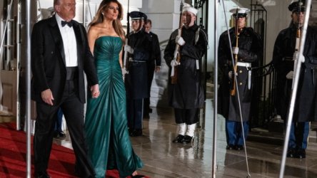 Μελάνια Τραμπ: Το σμαραγδί αστραφτερό στράπλες φόρεμα που έκλεψε τις εντυπώσεις στο δείπνο του Λευκού Οίκου με τον Μπιν Σαλμάν και το στιλ της διπλωματίας (Εικόνες)