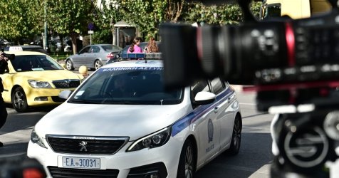 Στο αυτόφωρο η Δήμητρα Ματσούκα – Βίντεο από τη μεταγωγή της στην Ευελπίδων