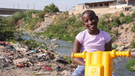 UNICEF: Σοκαριστική έκθεση αποκαλύπτει ότι εκατοντάδες εκατομμύρια παιδιά βυθίζονται στη φτώχεια