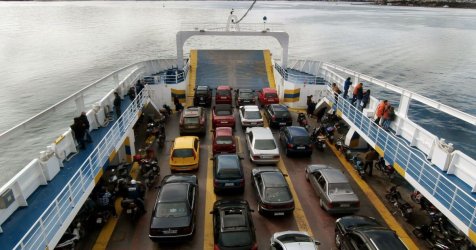 Σαλαμίνα: Αυτοκίνητο έπεσε από φέρι στη θάλασσα – Μέσα ο οδηγός