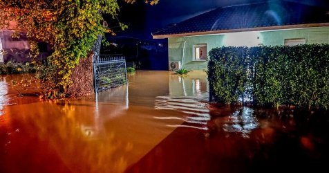 «Σάρωσε» η κακοκαιρία στη Δυτική Ελλάδα: Υπερχείλισαν ποτάμια – Απεγκλωβισμοί πολιτών στη Φιλιππιάδα (Εικόνες, Βίντεο)