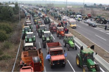 Στα μπλόκα οι αγρότες – Αντιμέτωπη με νέο πολιτικό μέτωπο η κυβέρνηση