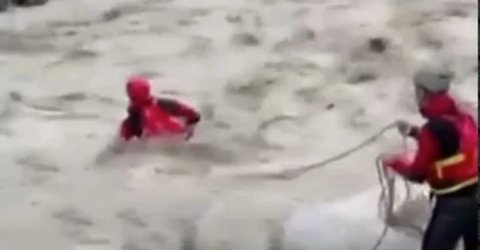 Παραλίγο τραγωδία στα Τζουμέρκα – Πυροσβέστης της ΕΜΑΚ παρασύρθηκε από ορμητικό ποτάμι (βίντεο)