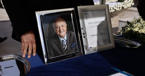 Βαρύ κλίμα στην κηδεία του πατέρα του Νίκου Χαρδαλιά – Φωτογραφίες