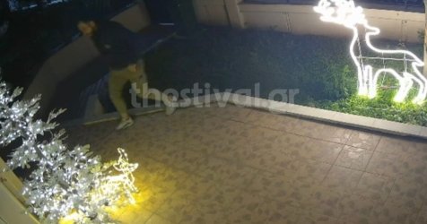Σουρεάλ κλοπή στη Θεσσαλονίκη: Ατζαμής ληστής αρπάζει χριστουγεννιάτικα στολίδια από αυλή (βίντεο)