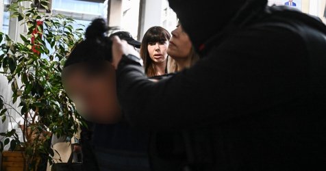 Σαλαμίνα: Στα δικαστήρια Πειραιά η νύφη που σκότωσε την πεθερά για 8.000 ευρώ