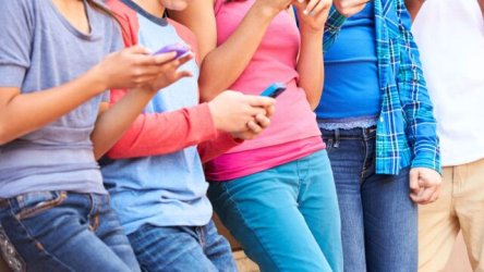 Ευρωπαϊκό Κοινοβούλιο: Αυστηρότερο πλαίσιο για τα social media σε ανηλίκους – Απαγόρευση σε παιδιά κάτω των 16 χωρίς γονική άδεια