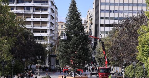 Η Αθήνα φορά τα γιορτινά της – Ανάβει αύριο το χριστουγεννιάτικο δέντρο στο Σύνταγμα