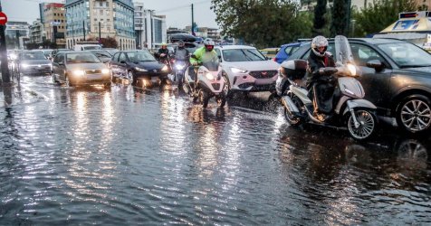 Η κακοκαιρία Adel έφερε «καταιγίδα» στο X: «Έξω βρέχει πέτρες» – «Ρε τι ρίχνει»