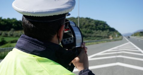 Συνελήφθη γνωστός επιχειρηματίας, ιδιοκτήτης φούρνων στην Αττική να τρέχει με 216 χιλιόμετρα