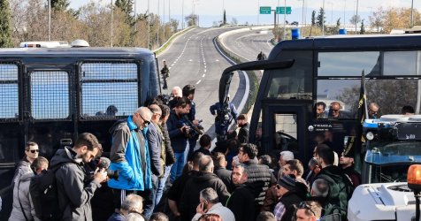 Επεισόδια στα αγροτικά μπλόκα σε όλη τη Θεσσαλία: Χημικά και τραυματισμοί σε Λάρισα – Καρδίτσα (εικόνες, βίντεο)