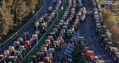 Κλιμακώνουν οι αγρότες τα μπλόκα – Συγκρούσεις και αποκλεισμένοι δρόμοι σε Νίκαια, Καρδίτσα και Θεσσαλία