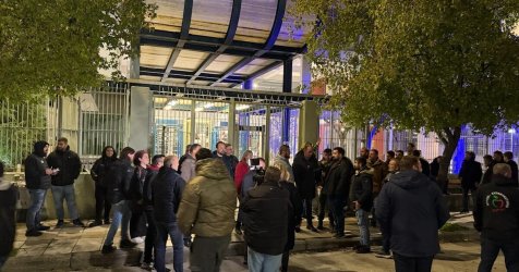 Αγρότες έξω από την Αστυνομική Διεύθυνση Λάρισας ζητούν την απελευθέρωση συλληφθέντων – Κλειστή η ΠΑΘΕ