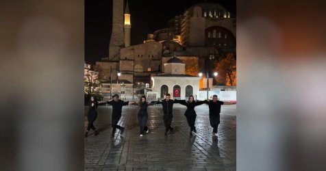 Έλληνες χόρεψαν χασάπικο στην Αγία Σοφία – «Είναι ΑΙ» έλεγαν οι Τούρκοι (βίντεο)