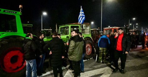 Χριστουγεννιάτικα κάλαντα στους δρόμους οι αγρότες – Κλιμακώνουν σε Λάρισα, Μάλγαρα και Ε65