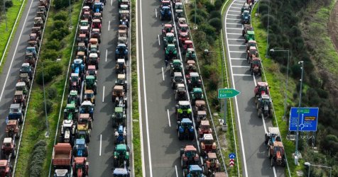 Ενισχύονται τα μεγάλα αγροτικά μπλόκα σε Λάρισα και Καρδίτσα – Αποκλείουν και το τελωνείο των Κήπων (Βίντεο, εικόνες)