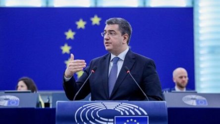 Κομισιόν: Ανοίγει τον δρόμο για παραγωγή κινητήρων καύσης και μετά το 2035 – Τι αναφέρει ο επίτροπος Τζιτζικώστας