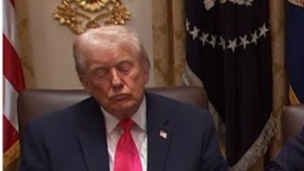 “Κουρασμένος” ο Τραμπ: Τα… “βαριά βλέφαρα” στο υπουργικό συμβούλιο – Τα βίντεο από το CNN και το AP