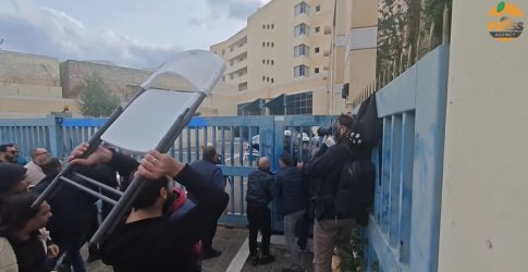 Απεργία ταξί: «Καρεκλοπόλεμος» και χημικά έξω από το Υπουργείο Μεταφορών