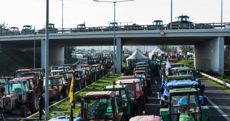 Κλιμακώνουν τις κινητοποιήσεις οι αγρότες: Χιλιάδες τρακτέρ στα μπλόκα σε βασικούς οδικούς κόμβους