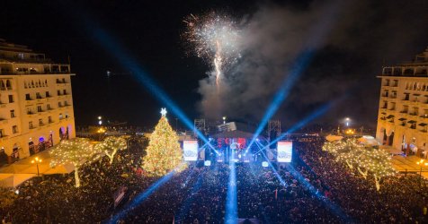 Mε Ρέμο φωταγωγήθηκε το χριστουγεννιάτικο δέντρο στη Θεσσαλονίκη (Εικόνες, Βίντεο)