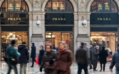 Η Prada εξαγόρασε την Versace- Ολοκληρώθηκε το πιο “λαμπερό deal” στο χώρο της μόδας