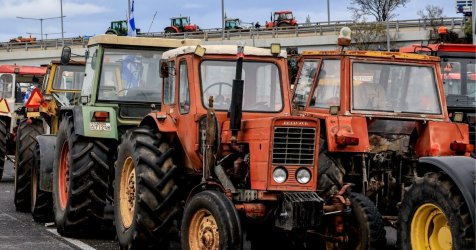 Αγρότες απέκλεισαν το γραφείο του Τσιάρα στην Καρδίτσα