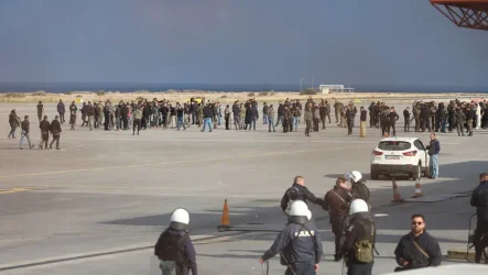 Οι αγρότες μπήκαν στην πίστα του αεροδρομίου Ηρακλείου – Σταμάτησαν οι πτήσεις (Βίντεο)