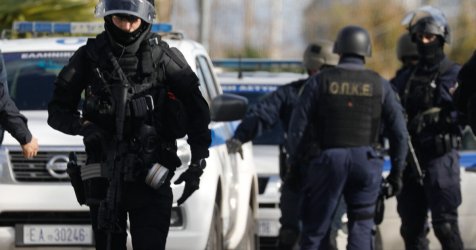 Η ΕΛ.ΑΣ. έπεσε πάνω σε πιθανούς εκτελεστές με βαρύ οπλισμό στα Καλύβια – Μία σύλληψη