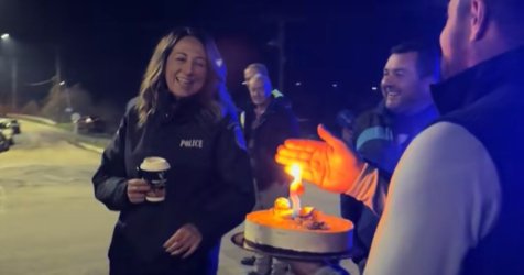 Γλυκιά έκπληξη από αγρότες σε μπλόκο – Ετοίμασαν τούρτα γενεθλίων σε… αστυνομικό (βίντεο)