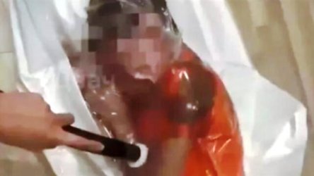 Διάσημη influencer έκλεισε το παιδί της σε σακούλα και ρούφηξε τον αέρα με την ηλεκτρική σκούπα (Βίντεο)