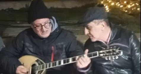 Στο μπλόκο της Νίκαιας ο Κουρέτας – Μεράκλωσε και τραγούδησε Περπινιάδη (βίντεο)