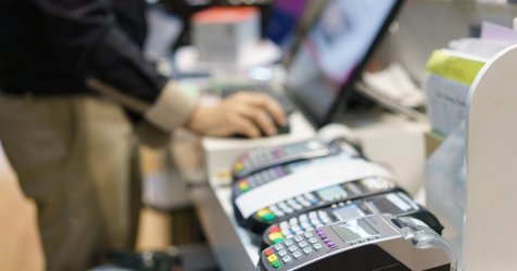 «Τέλος» στο ATM για μικρά ποσά: Ανάληψη μετρητών από τα ταμεία σούπερ μάρκετ