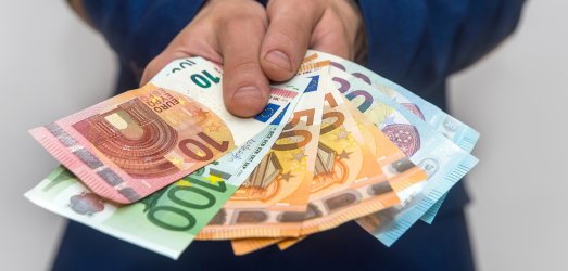 Συντάξεις, επιδόματα και δώρο Χριστουγέννων: Όλες οι πληρωμές μέσα στον Δεκέμβριο