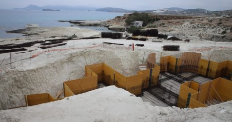 Καραμπινάτες παρανομίες αποκάλυψε η Αρχή Διαφάνειας για το ξενοδοχείο στο Σαρακήνικο της Μήλου