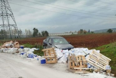 Σχηματάρι: Νταλίκα βγήκε εκτός δρόμου – Τσιμέντα και ορυκτέλαια πάνω στην Εθνική (Εικόνες)
