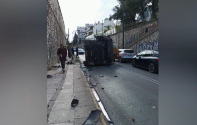 Νέα Φιλαδέλφεια: Γερανοφόρο έπεσε σε κολόνα και ανατράπηκε (Βίντεο)