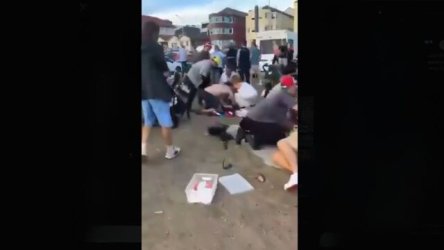 Τρομοκρατική επίθεση στο Σίδνεϊ: Σκληρές εικόνες, οι εκτελεστές πυροβολούσαν από γέφυρα τον κόσμο – “Τέσσερις αστυνομικοί παγωμένοι δεν ανταπέδωσαν τα πυρά” (Βίντεο)