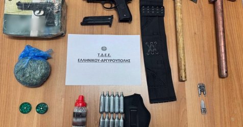 Άλιμος: Μίνι «οπλοστάσιο» και ναρκωτικά έκρυβε ο 59χρονος που απείλησε οδηγό με τσεκούρι