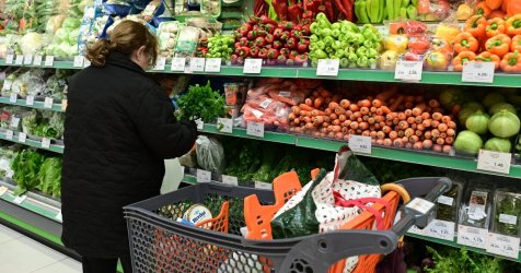 Τιμές «φωτιά» σε φρούτα και λαχανικά: 90% πάνω τα μαρούλια, 120% τα αγγούρια