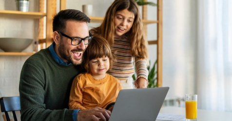 Επίδομα παιδιού: Μπαίνουν αναδρομικά – Ποιοι θα τα πάρουν