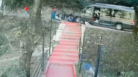 Iνδία: Σοκαριστικό βίντεο με τουρίστριες που πηδούν από βαν που κυλά ανεξέλεγκτα προς το γκρεμό – Δέντρο απέτρεψε την τραγωδία